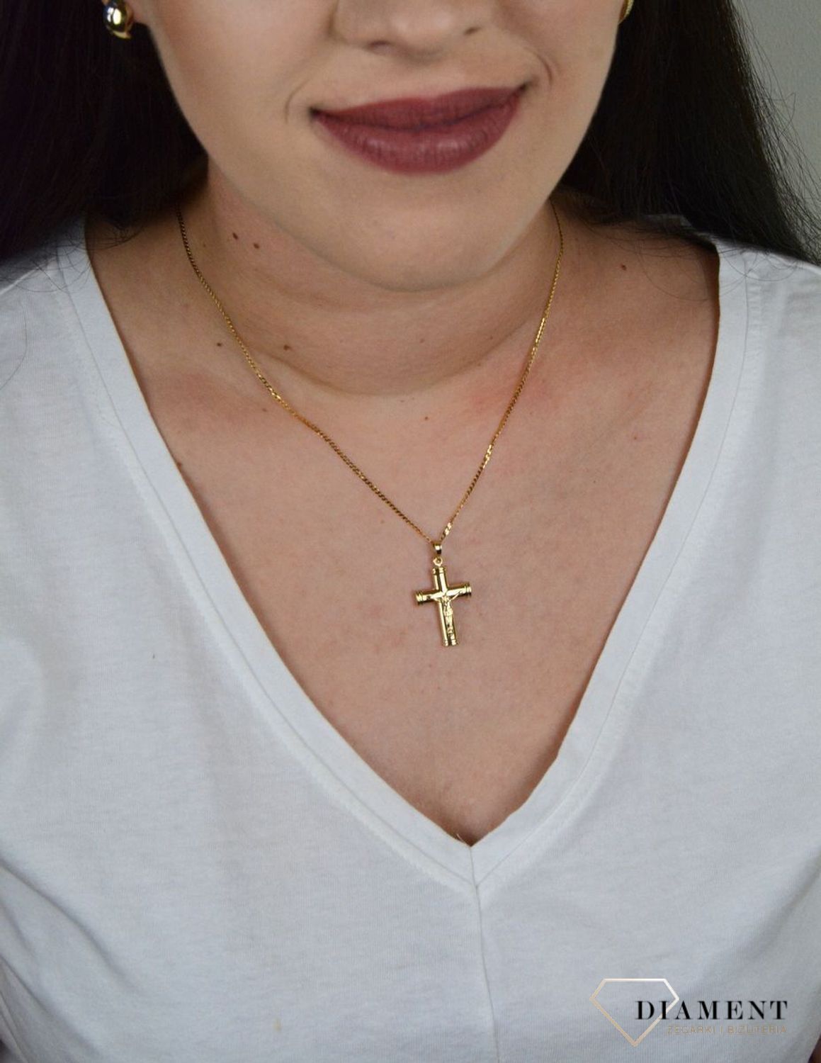 Złoty krzyż 333 z wizerunkiem Pana Jezusa. ZA 4449A.jpg